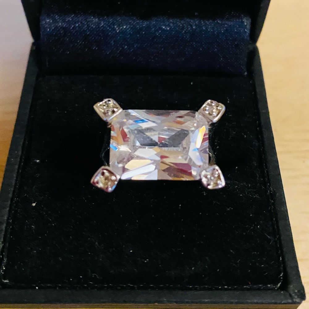 Elegant 925 Sterling Silver Crystal Ring